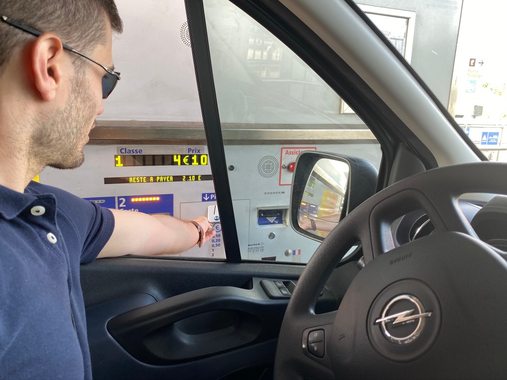 pagando el peaje tramo Perpignan - Narbona (4,10€)