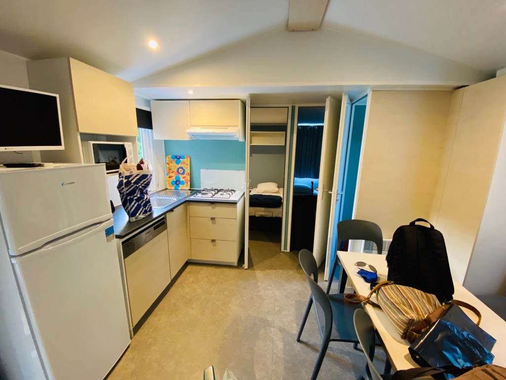 Bungalow con 3 habitaciones dobles + cocina + baño + porche